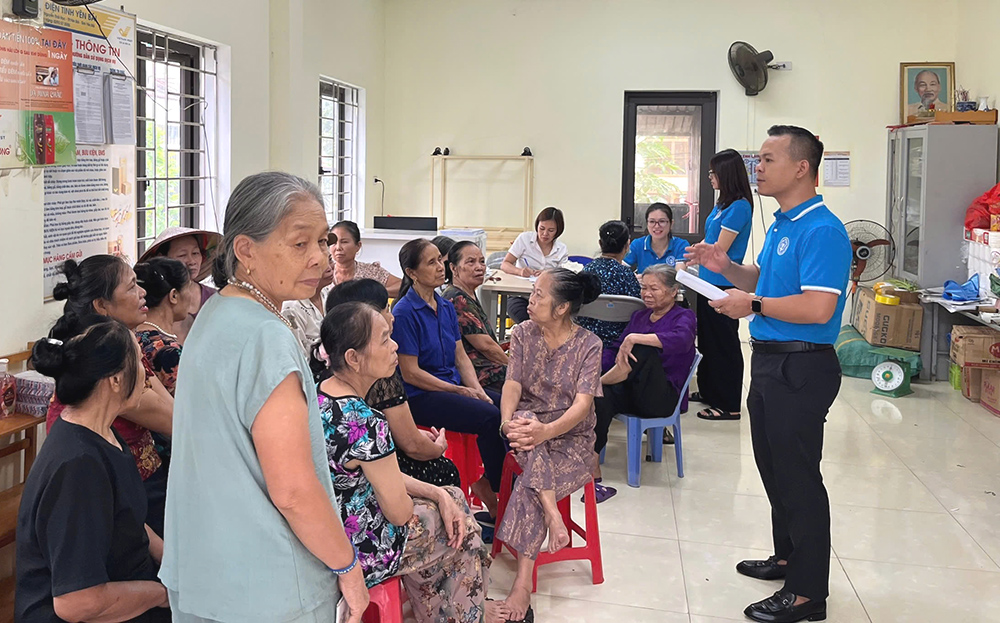 Cán bộ BHXH liên huyện Văn Chấn - Trạm Tấu tuyên truyền chính sách BHXH tự nguyện, BHYT tự nguyện cho người dân trên địa bàn.